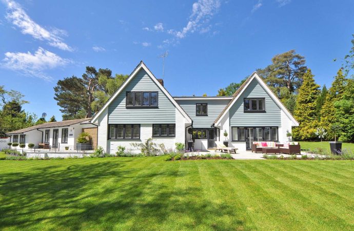 Balancing Aesthetics and Performance: Choosing Roofing and Windows for Custom Builds